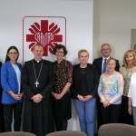 Abp Tadeusz Wojda z pracownikami biura Caritas Archidiecezji Białostockiej